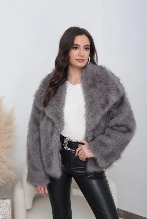 detail Kabátek u umělé kožešiny