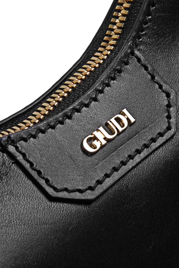 detail Kožená kabelka