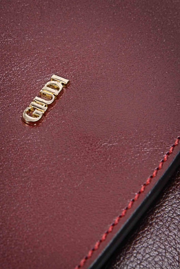 detail Kožená kabelka klopa