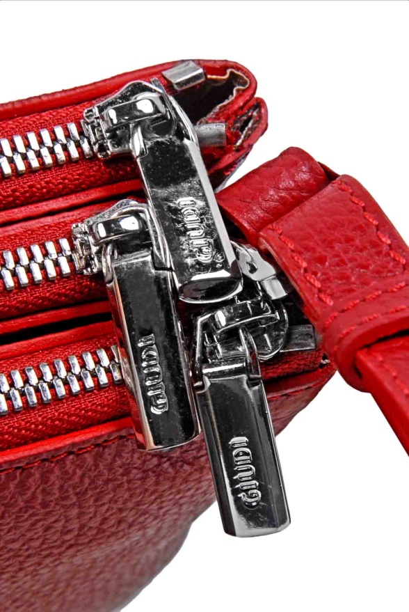 detail Kožená kabelka 3 zipy