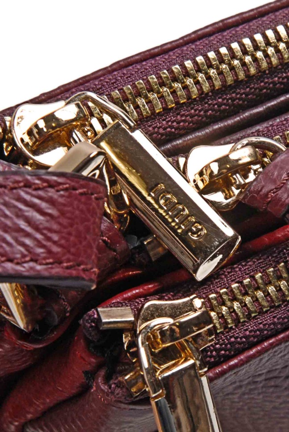 detail Kožená kabelka 3 zipy