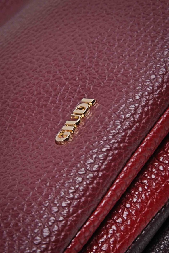 detail Kožená kabelka 3 zipy