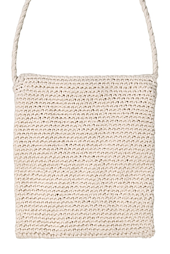 detail pletená kabelka s mušlemi