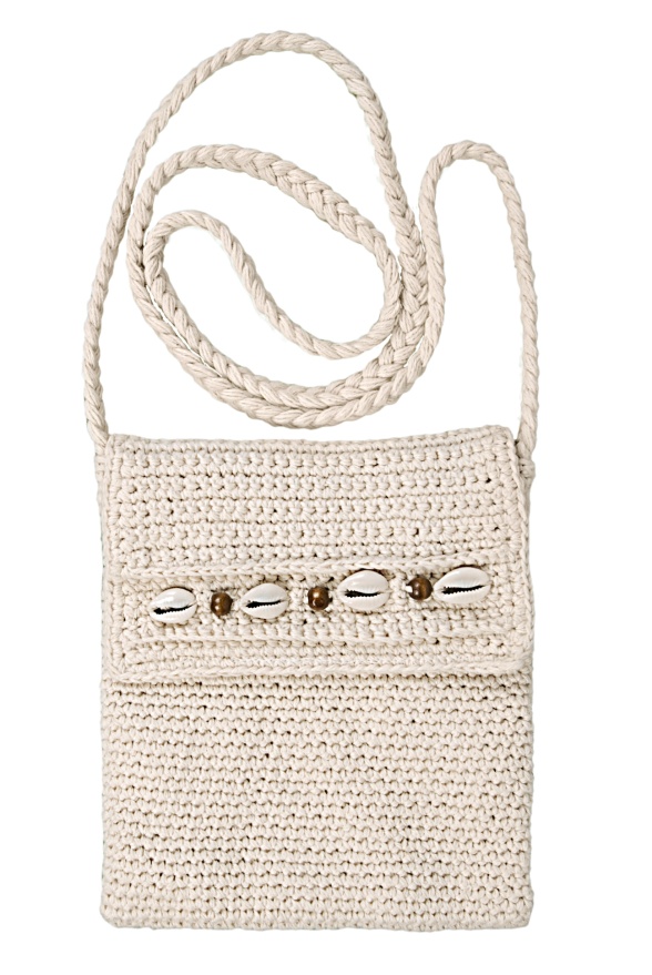 detail pletená kabelka s mušlemi