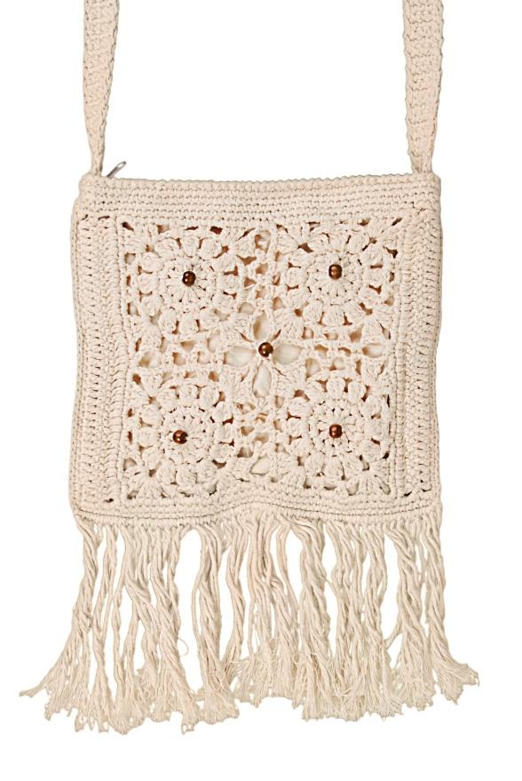 detail pletená letní kabelka