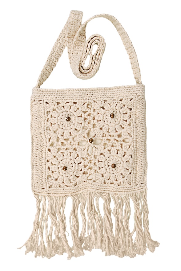 detail pletená letní kabelka