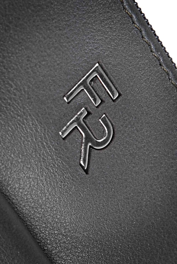 detail Kožená taška přes rameno placatá, textilní popruh