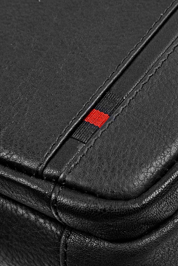 detail Kožená taštička přes rameno