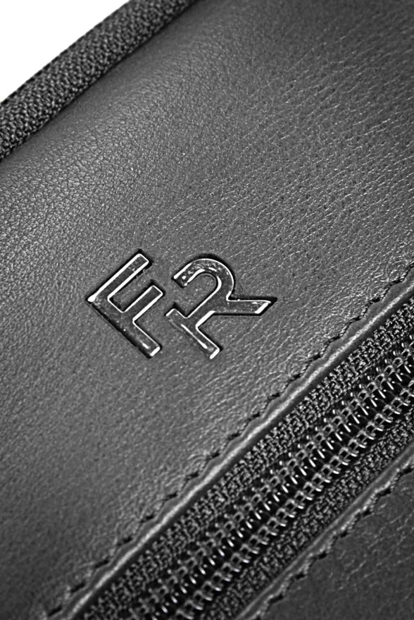 detail Kožená taštička za opasek + popruh