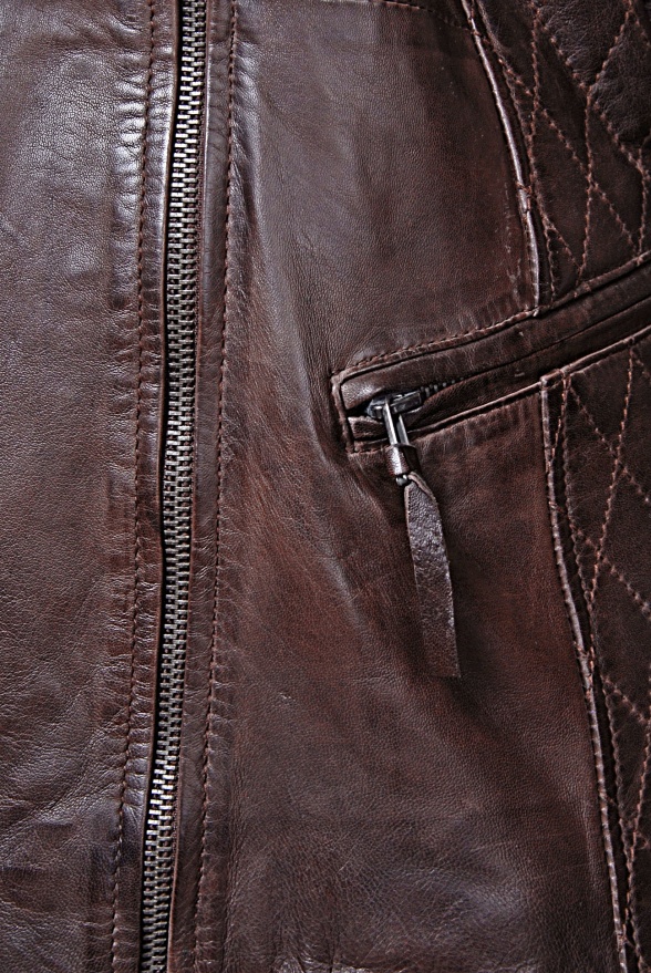 detail Kožená dámská bunda, větší velikost