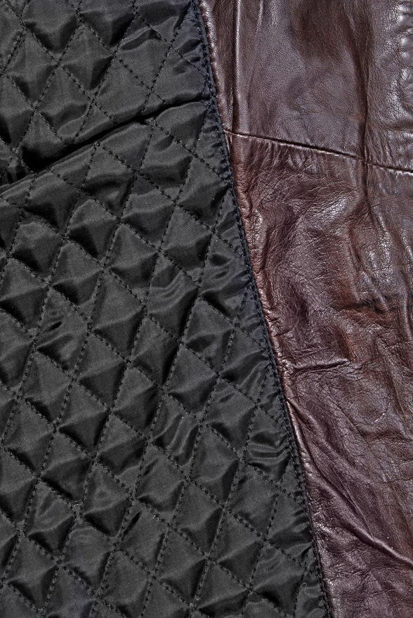 detail Kožená dámská bunda, větší velikost