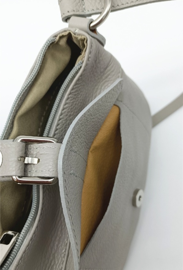 detail Kožená kabelka