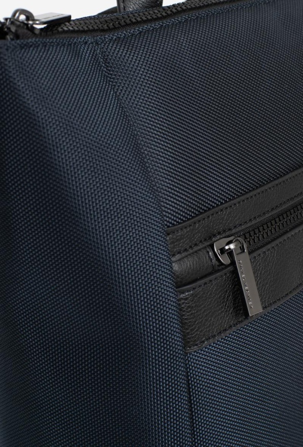 detail Batoh, kombinace materiálů