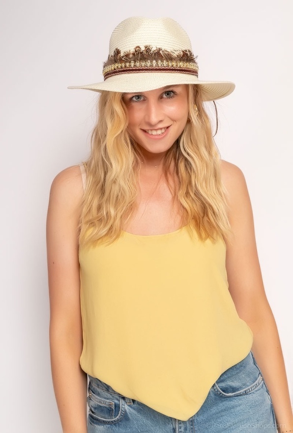 detail letní klobouk s páskem lebky