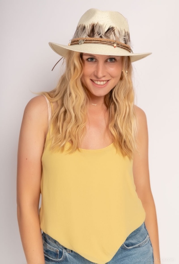 detail letní klobouk s ozdobným páskem