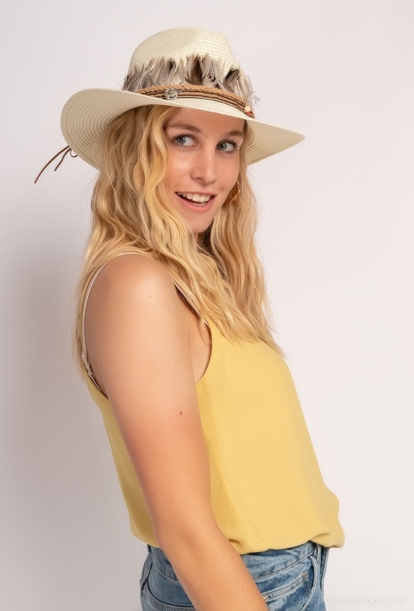 detail letní klobouk s ozdobným páskem