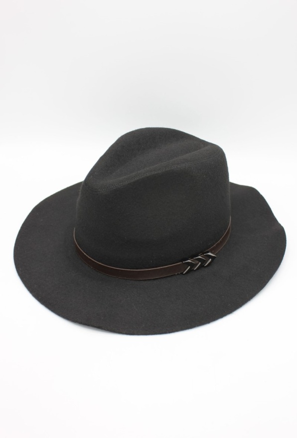 detail Klobouk s ozdobným lemem z koženky