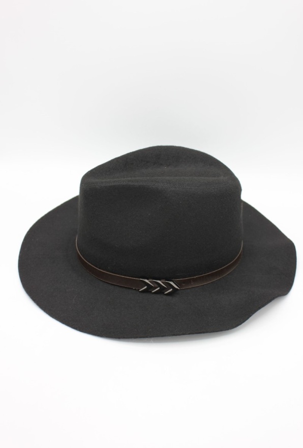 detail Klobouk s ozdobným lemem z koženky