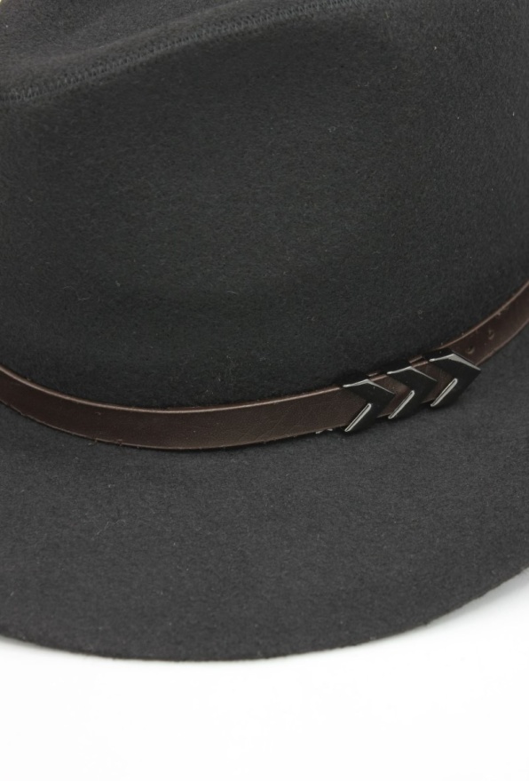 detail Klobouk s ozdobným lemem z koženky