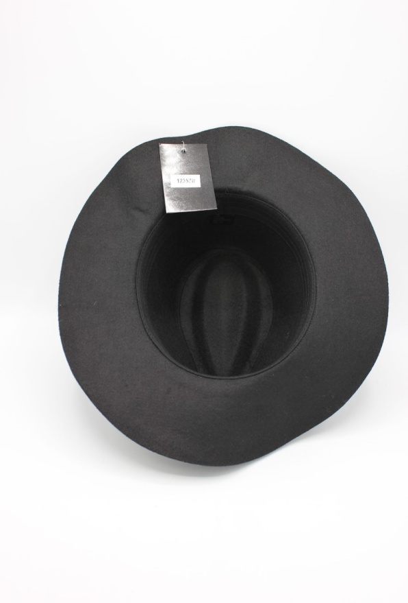 detail Klobouk s ozdobným lemem z koženky