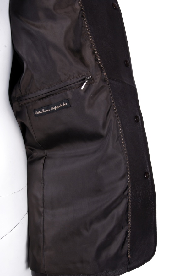 detail kožené dámské sako